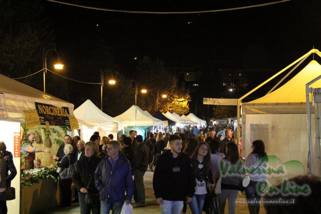 folla_mostra_mercato_zafferano_cascia_4
