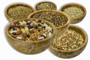 Prodotti in ciotola con cereali e legumi